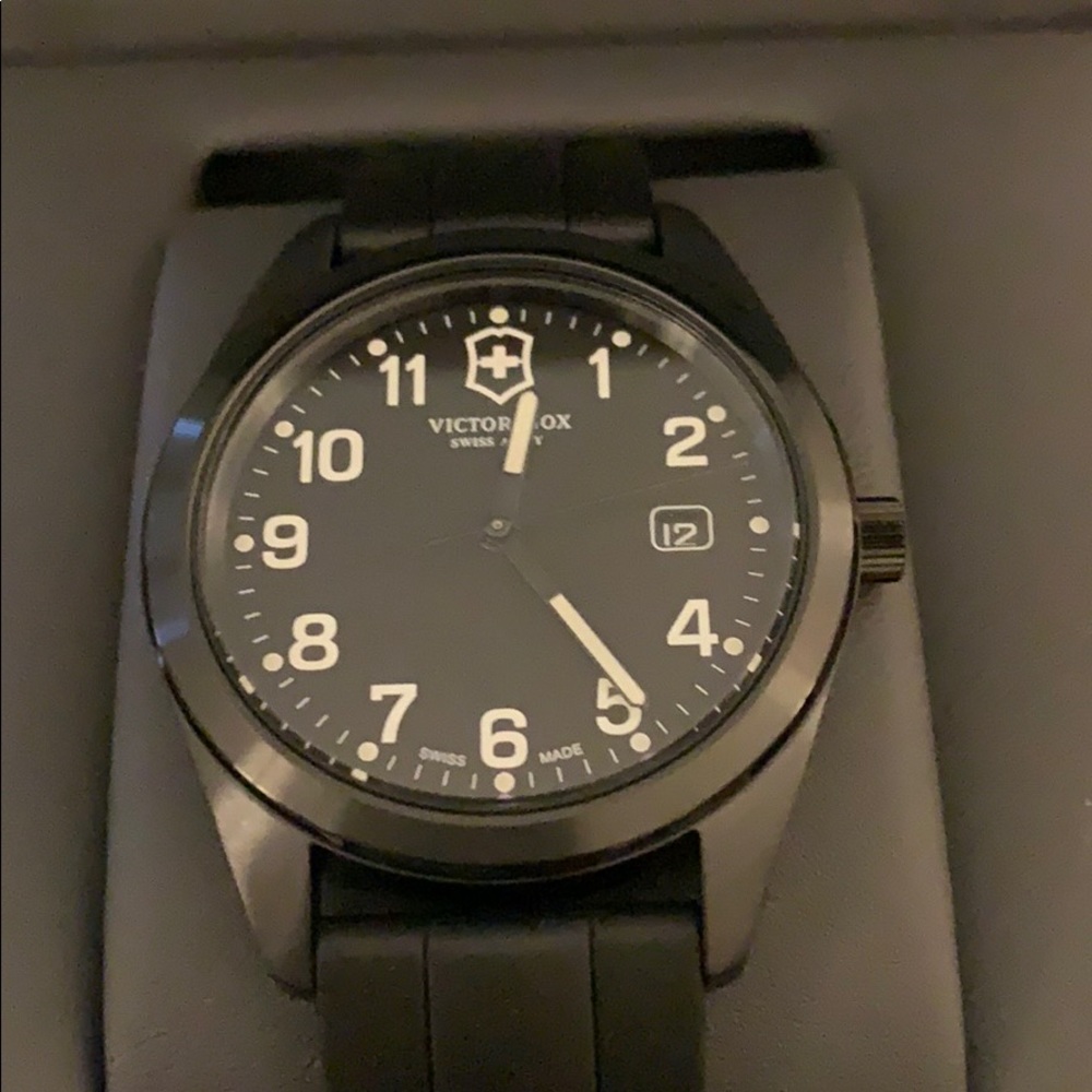 NIB - NEW VICTORINOX SWISS ARMY WATCH - QUARTZ